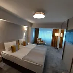 Univers Hotel 4*
