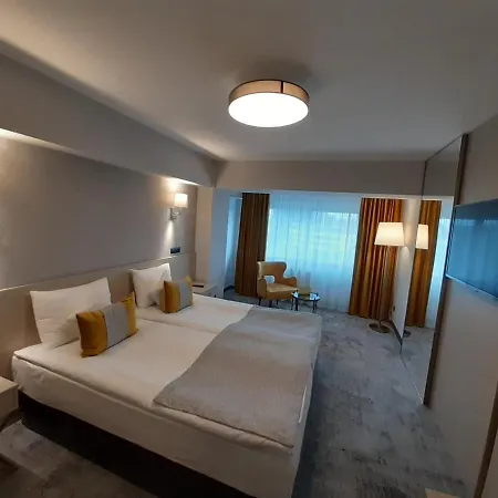 Univers Hotel 4*