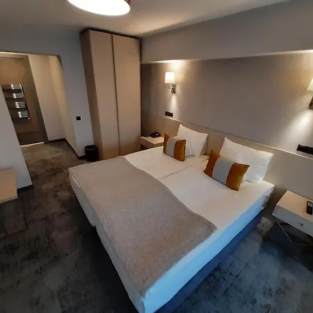 Univers 4*