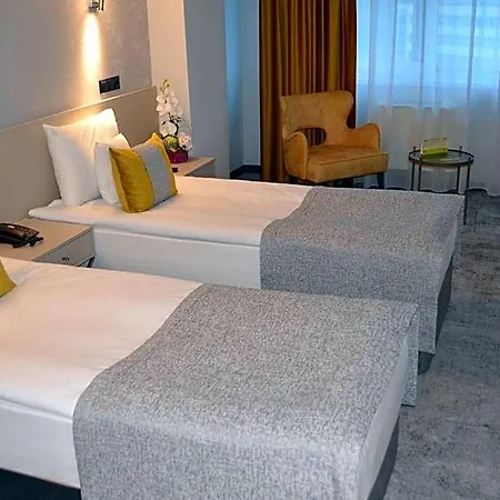 Univers Hotel 4*