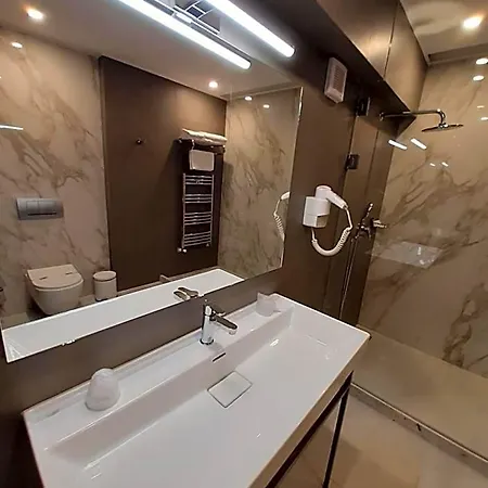 Univers Hotel 4*